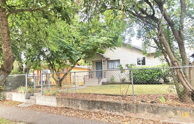 Sweet deal! 3bed/1bath Single Family home in West Seattle