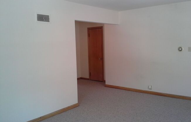 Spacious 1 BR Apt Home in 4 family building in Wauwatosa