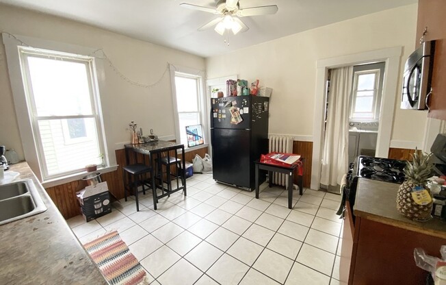 4 beds, 1 bath, $4,000, Unit 2