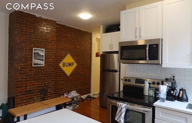 2 beds, 1 bath, $3,200, Unit 4