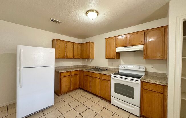 2 beds, 1 bath, 970 sqft, $1,100, Unit A