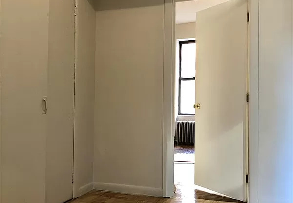 304 W 21 ST