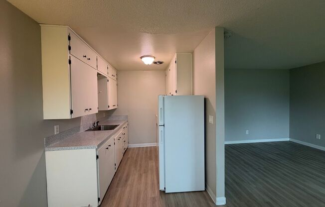 2 beds, 1 bath, 639 sqft, $1,299, Unit 11