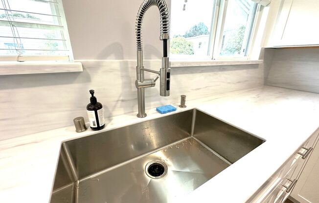 EPIC REA: Bright 1bd/1ba Condo with Washer/Dryer in unit and Parking!