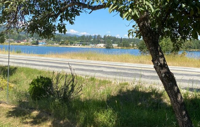 Home with a shop and a view of The Pend 'Orielle River