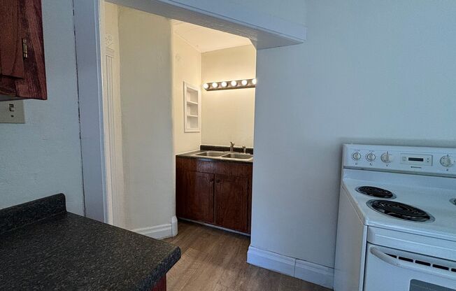 2 beds, 1 bath, 800 sqft, $845, Unit 528 Factory St