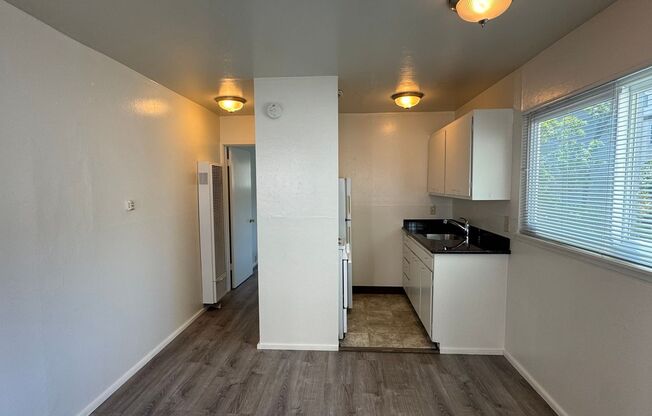 Spacious Remodeled 1 Bedroom conveniently located off of Telegraph Ave.