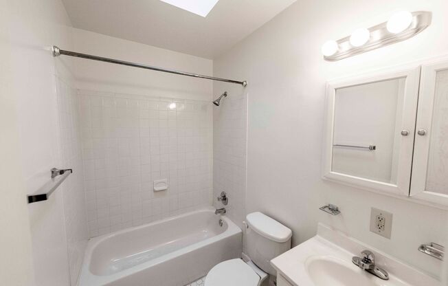 2 beds, 1 bath, 800 sqft, $1,425, Unit 2713-2C