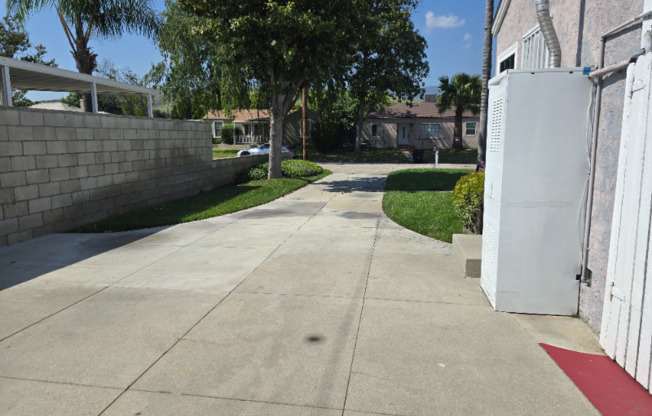 925 W MIRADA RD