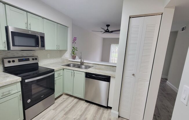 2 beds, 2 baths, 950 sqft, $1,990, Unit 6860-107