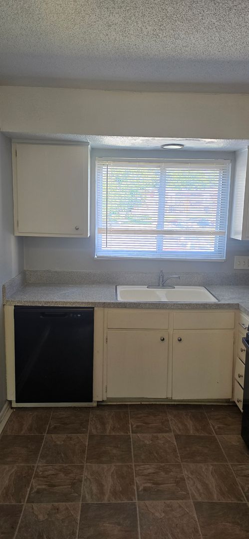 2 beds, 1 bath, 860 sqft, $1,095, Unit 105