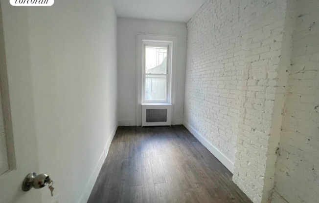 359 W 52 ST