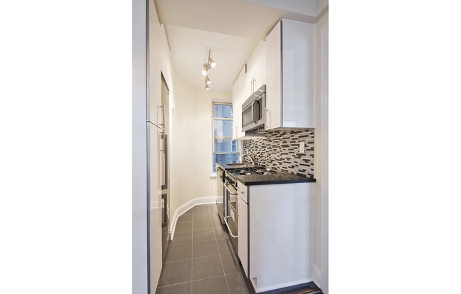 2 beds, 1 bath, $4,995, Unit 601
