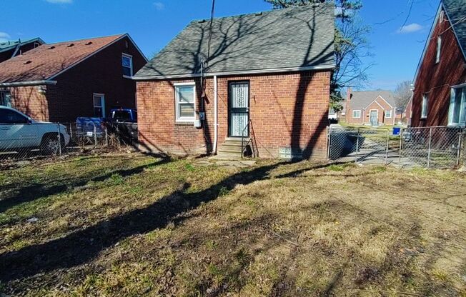 3 bedroom 1 bath bungalow now available! - $1,049/mo