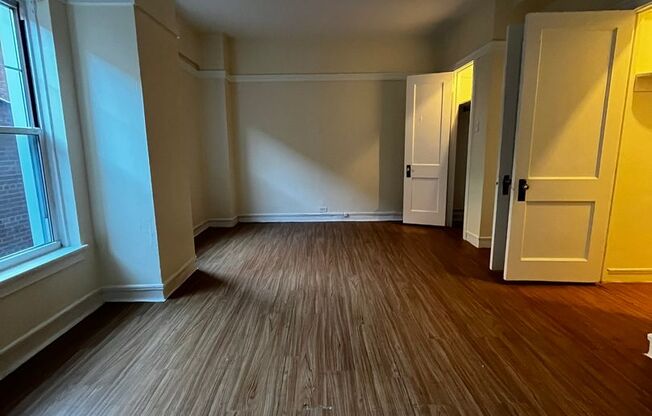 1 bed, 1 bath, 572 sqft, $1,485, Unit Old King Edward 17