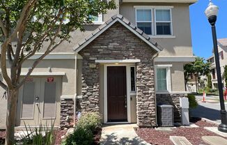 $4295-Beautiful Tri-level 3 Bed/2.5 Ba Townhome in Hampton Park/North San Jose
