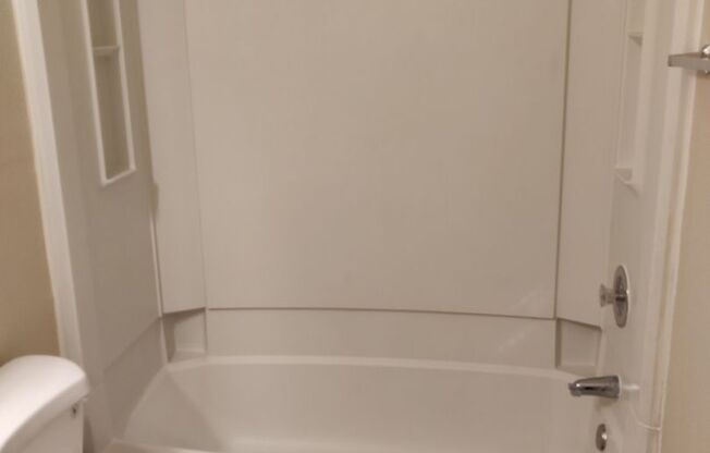1 bed, 1 bath, 670 sqft, $1,250, Unit 212