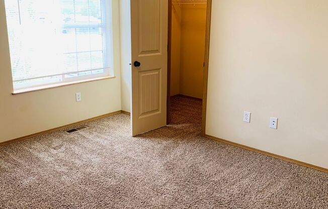 Amazing 3 Bed 2 Bath - Townhouse