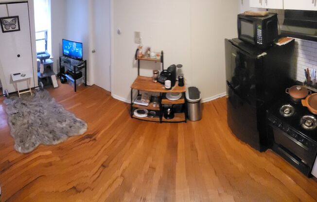 1 bed, 1 bath, $1,099, Unit B10