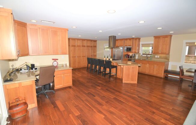 Stunning House - Fully Furnished and Totally Remodel in Great Neighborhood