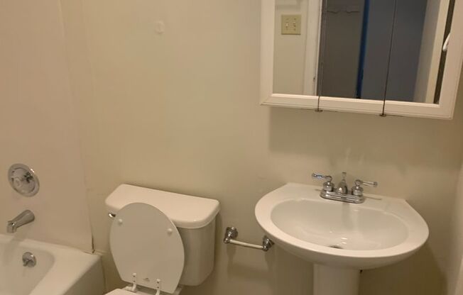 Studio, 1 bath, $815, Unit 351 S. Lincoln St  Apt 1