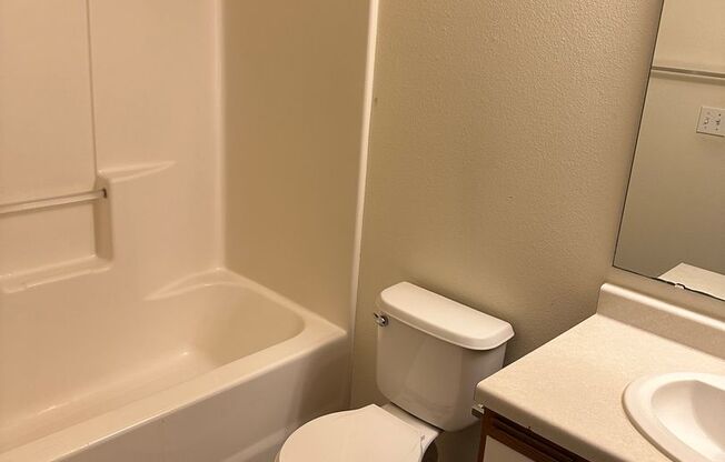 2 beds, 1 bath, 900 sqft, $795, Unit 210