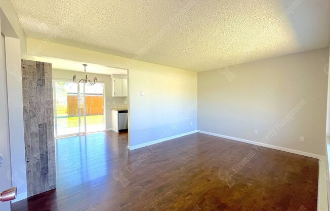 Recently-renovated 2 BR duplex in Redmond w/ private, huge fenced yard