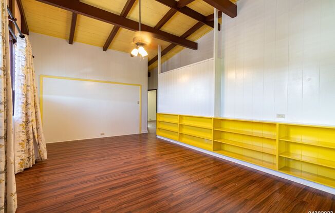 MOANALUA GARDENS 3BR/2BA/1 Assigned parking, plenty of street parking. Electricity Included!