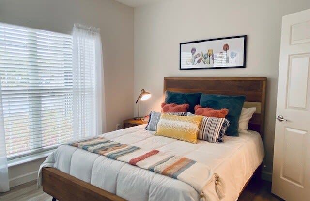 bedroom with a bed and a lamp at Mainstreet Apartments, Florida, 33756