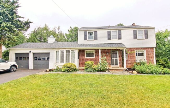 Fully Furnished 4 Bed / 1-1/2 Bath Single Family Home w/2 Car Garage