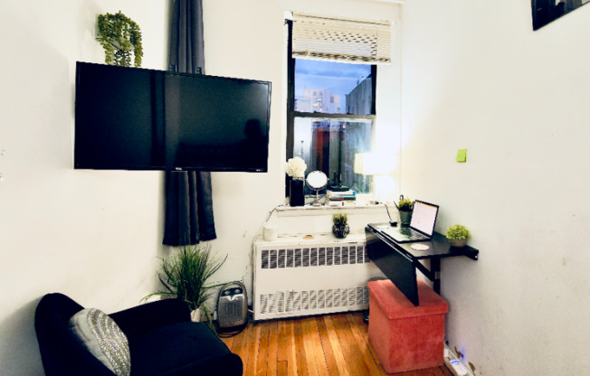 2nd Ave and East 75th St