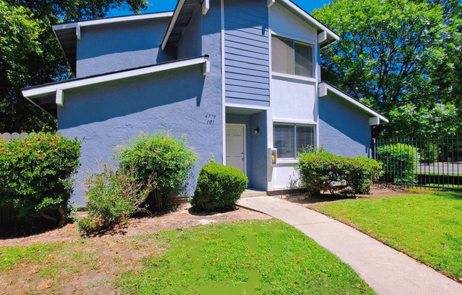 Move-in Special: Half Off the 1st Month's Rent – Comfortable 2 Story Condo By Fresno State!