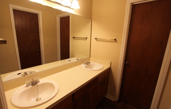 3 beds, 2 baths, $1,250, Unit # 9 B