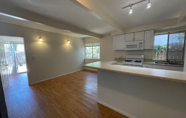 2 beds, 1 bath, $4,000, Unit B