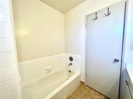 1 bed, 1 bath, 700 sqft, $2,300