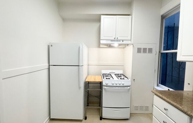Nob Hill: Central Upper Nob Hill Location Studio with Beautiful Private Garden