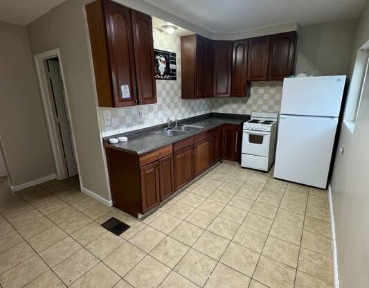 2 beds, 1 bath, 830 sqft, $1,050, Unit Apt 1