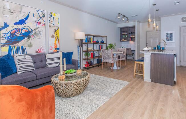 1 bed, 1 bath, 811 sqft, $1,500