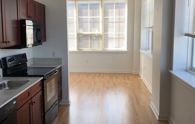2 beds, 1 bath, 900 sqft, $1,999, Unit 200
