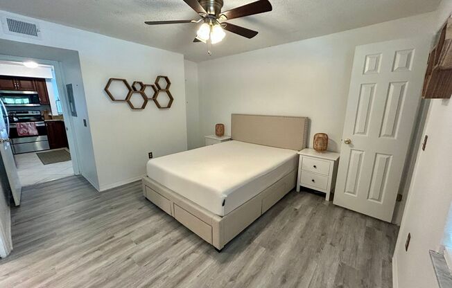 2 beds, 1 bath, $1,995, Unit APARTMENT 827