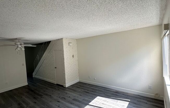 LA JOLLA 2 BED / 1 BATH WITH PRIVATE PATIO & PARKING