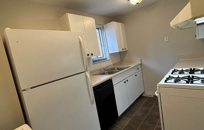 2 beds, 1 bath, 1,147 sqft, $950, Unit 411 - C BT