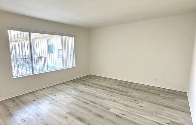 Newly Renovated Top Floor 1 Bedroom Condo Close to Beach