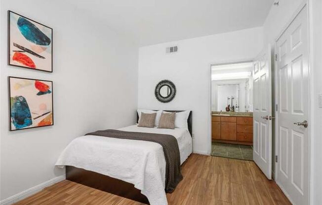 PRE-LEASE 2025/2026: Poolside 2-Bedroom, 2-Bath Condo in Texan Shoal Creek – Perfect for Students + Commission @ 100% with a 7/25 start & 90% with an 8/25 start