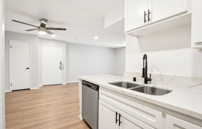 1 bed, 1 bath, 700 sqft, $1,748, Unit 214