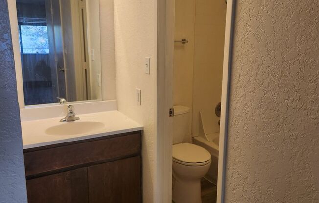 Studio, 1 bath, 375 sqft, $965, Unit 25