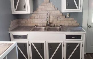 2 beds, 1 bath, $1,100