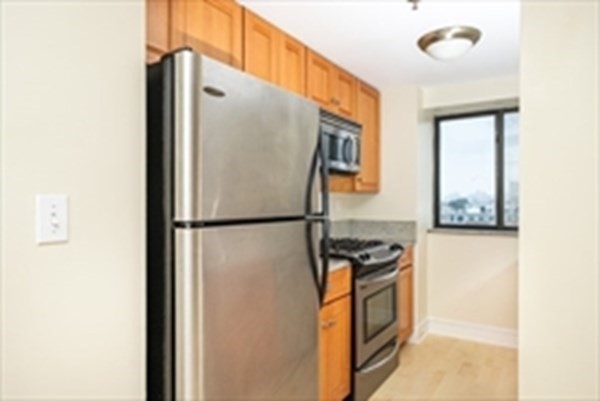 2 beds, 1.5 baths, 840 sqft, $2,900, Unit 604