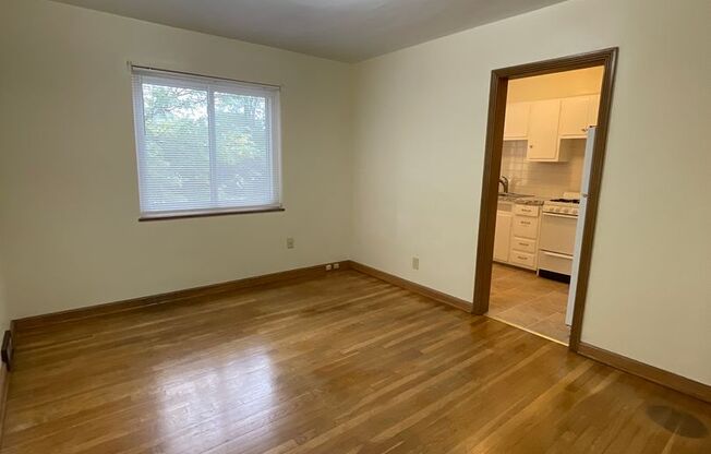 2 beds, 1 bath, $1,300, Unit D