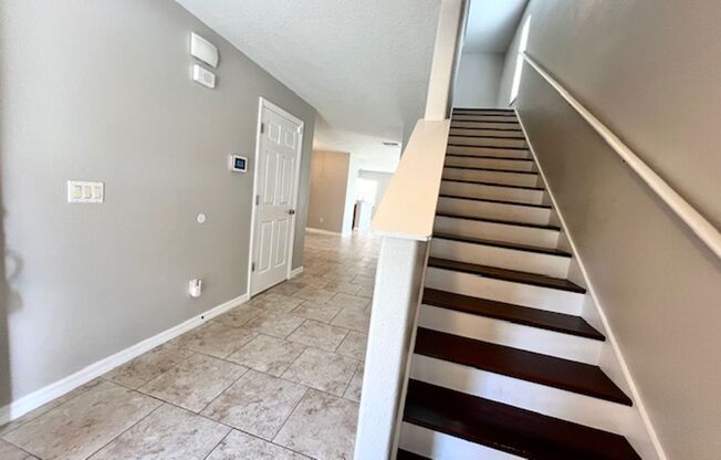 OVIEDO RENTAL!Wonderful 3 bd 2.5 ba corner unit townhome! 1 CAR ATTACHED GARAGE!NO CARPET! Tile on 1st floor/stairs & 2nd floor wood laminate!NEW RANGE, MICROWAVE & DISHWASHER! -FRESH PAINT- MOVE IN AUG.5,2025-